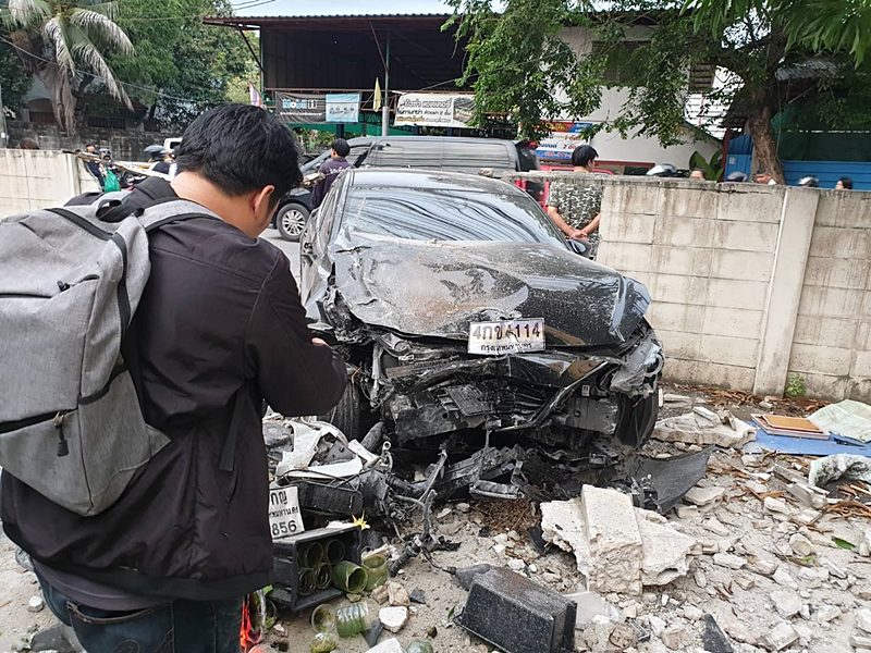 สภาพด้านหน้ารถยนต์พังเสียหาย
