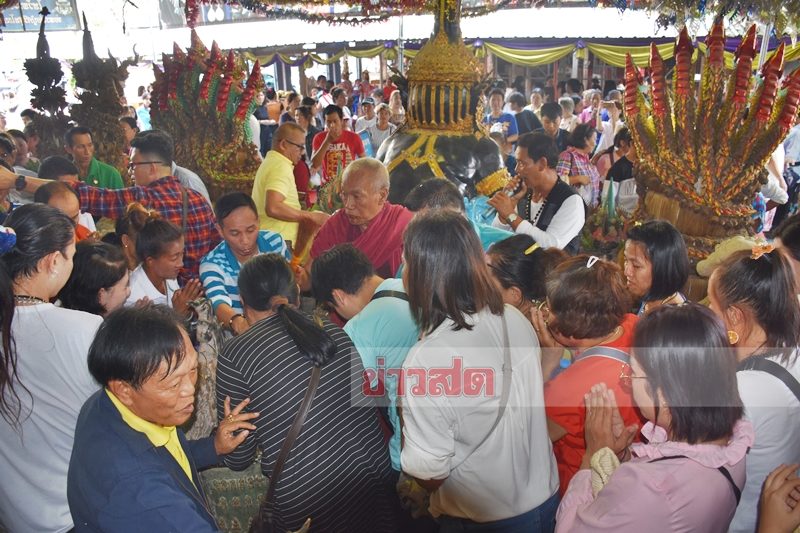 ที่ศาลพระราหู 8 ทิศ ภายในวัดสว่างอารมณ์ ซึ่งเป็นที่ตั้งของรูปปั้นหลวงปู่ศรีสุทโธ และแม่ย่าปทุมมา พญานาคราช