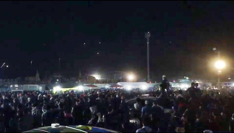 ประชาชนเดินทางมาดูการแสดงคอนเสิร์ต