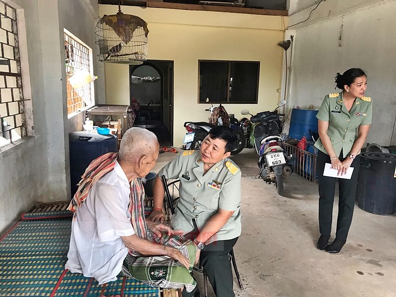 เจ้าหน้าที่พูดคุยกับคู่ปู่ พลทหารอำนวย ปูเงิน ที่บ้านพักในพื้นที่จ.กระบี่