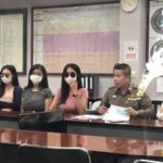 มีแค่ผ้ากันเปื้อนปิดจุก! พริตตี้สาว โนบราเสิร์ฟอาหาร ตร.เรียกสอบ โทษไซส์หน้าอก