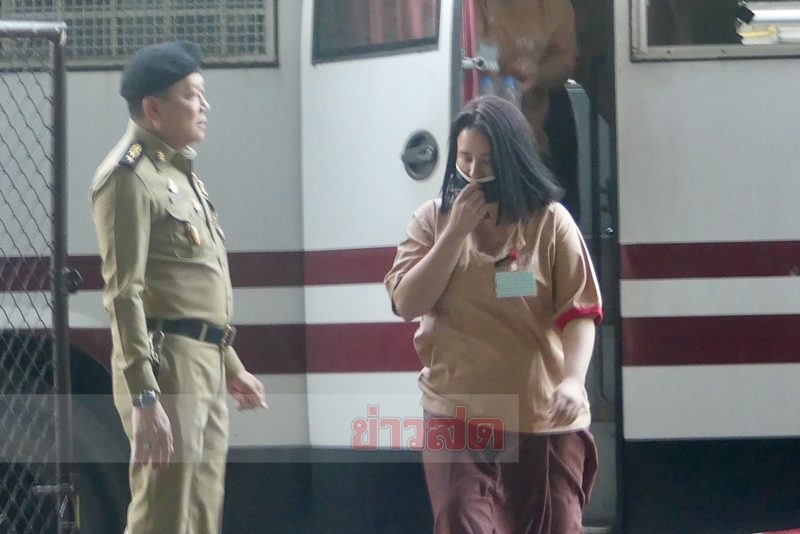 เจ้าหน้าที่ราชทัณฑ์คุมตัว น.ส.ปริศนา หรือ ปุ๊กกี้ มายังศาล
