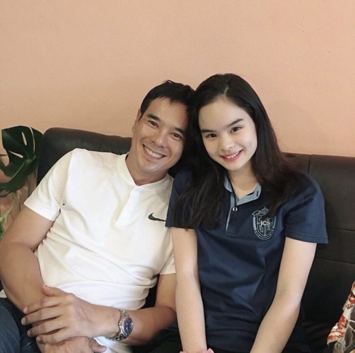 กึ้ง สยายปีก