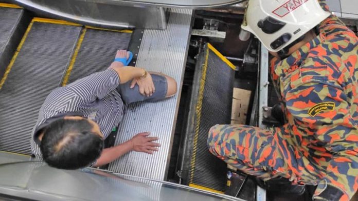 ลุงถูกบันไดเลื่อน “ดูดขาหาย”