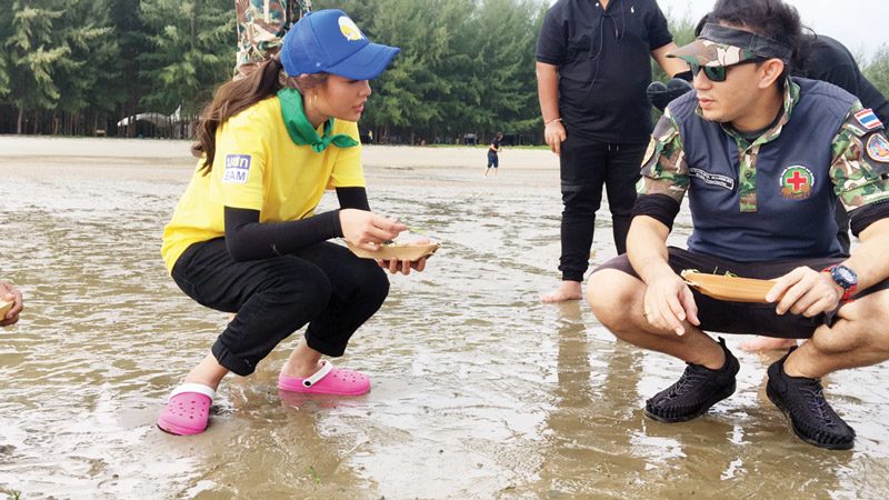 ‘น้ำตาล’บุกถิ่นพะยูน-ปลูกหญ้าทะเล