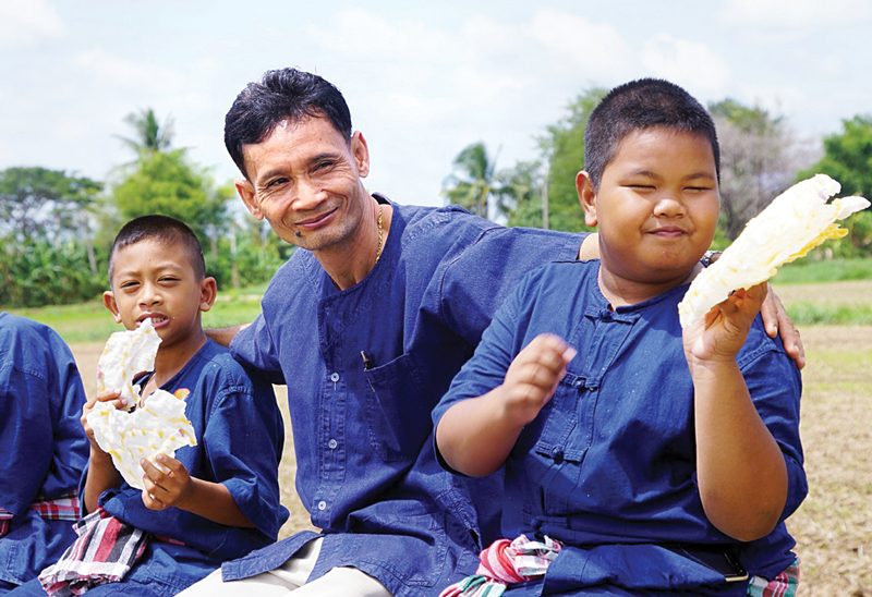 เด็ก‘เดิ่นดอนยิ้ม’ชวนชิมขนมหูช้าง