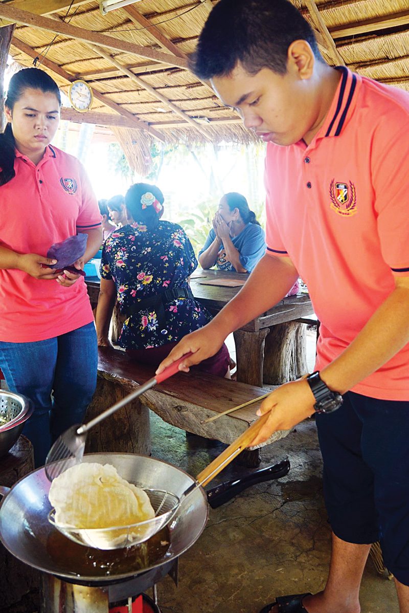 เด็ก‘เดิ่นดอนยิ้ม’ชวนชิมขนมหูช้าง