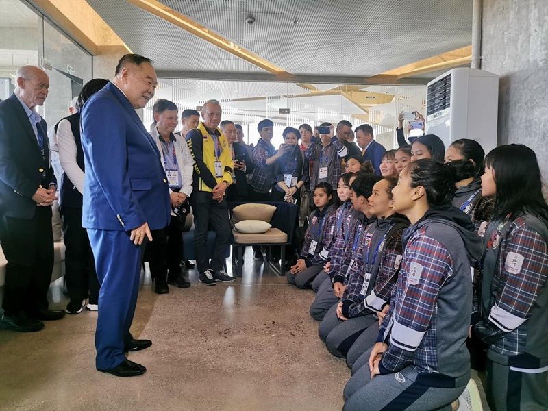 พล.อ.ประวิตร วงษ์สุวรรณ รองนายกรัฐมนตรี ร่วมแสดงความยินดีกับนักกีฬาโปโลน้ำหญิงทีมชาติไทย