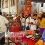 แน่นวัด! แห่ขอโชคลาภ กุมารทองจุกดำ เผยตามไปเข้าฝัน หลังมาไหว้ขอเลขเด็ด