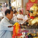 แน่นวัด! แห่ขอโชคลาภ กุมารทองจุกดำ เผยตามไปเข้าฝัน หลังมาไหว้ขอเลขเด็ด