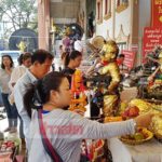 แน่นวัด! แห่ขอโชคลาภ กุมารทองจุกดำ เผยตามไปเข้าฝัน หลังมาไหว้ขอเลขเด็ด