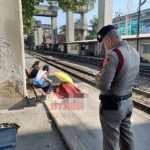 ยายวิ่งขึ้นรถไฟหวังกลับบ้านต่างจังหวัด เป็นลมดับคาสถานี สลด! หลานนั่งเฝ้าศพ