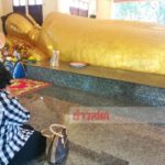 งวดนี้เห็นจะจะ! แห่ซื้อเลขเด็ด หลวงพ่อแช่น้ำ-พระนอนเกลี้ยงแผง หลังให้โชค10ล.