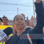 เค้นสอบ สมคิด พุ่มพวง ให้การหัวหมอ! น้าเหยื่อบุกชูป้าย "ประหาร" เชื่อตั้งใจฆ่า
