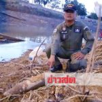 ผวาหนีตายทั้งคลอง! อีโอดีกู้ระเบิดโผล่ เจอคนหาปลาอุ้มลูกปืนใหญ่ขึ้นจากคลอง(คลิป)