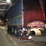สลด! หนุ่มพลเมืองดี ขี่บิ๊กไบก์พุ่งอัดท้ายสิบล้อดับ เข็มไมล์กระเด็นค้าง 120!