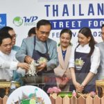 ไม่อยากเลอะ! บิ๊กตู่ ขอใส่ผ้ากันเปื้อน โวยสื่อชอบพาดพิง ฟุ้ง! รัฐบาลทำดีมาเยอะ