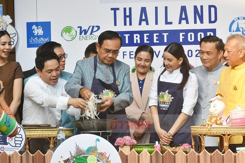 นายกรัฐมนตรี ทำผัดไทยร่วมกับ เชฟชุมพล แจ้งไพร