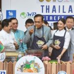 ไม่อยากเลอะ! บิ๊กตู่ ขอใส่ผ้ากันเปื้อน โวยสื่อชอบพาดพิง ฟุ้ง! รัฐบาลทำดีมาเยอะ