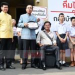 ไม่อยากเลอะ! บิ๊กตู่ ขอใส่ผ้ากันเปื้อน โวยสื่อชอบพาดพิง ฟุ้ง! รัฐบาลทำดีมาเยอะ