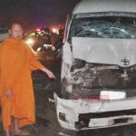 กระบะสานงา เจ็บ5 รถตู้วัดโดนลูกหลงแต่รอด พระเผยลางสังหรณ์-เชื่อของดีช่วย
