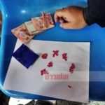 หนุ่มขับเก๋ง พุ่งลงคู จนท.เข้าช่วยผงะ! ยาบ้าหมื่นเม็ดซุกรถ เจ้าตัวอาละวาดลั่นรพ.