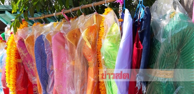 บริเวณที่แขวนชุดไทยและเสื้อสายเดี่ยวที่ชาวบ้านนำมาถวาย