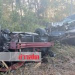 ตร.เรียกไม่จอด! เก๋งซิ่งระห่ำหนีระทึก พุ่งข้ามเกาะประสานงากระบะตาย 1 สาหัส 3