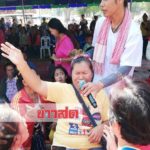 นับพันร่วมย้ายตะเคียนเข้าวัด! ผงะเห็นหญิงชุดขาวนั่งมาด้วย เข้าร่างบอกเลขตอบแทนชาวบ้าน(คลิป)