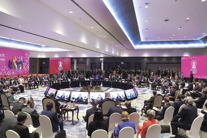 ไทยกับต่างประเทศ ปีเปลี่ยนผ่านประชาธิปไตย : ต่างประเทศ