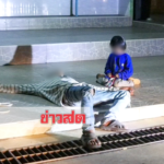 ทิ้งลูกน้อยนั่งร้องไห้โดดเดียว! อนาถใจด.ญ.4ขวบนั่งร้องไห้ปลุกพ่อ เมาหนักหลับหน้าห้องน้ำ