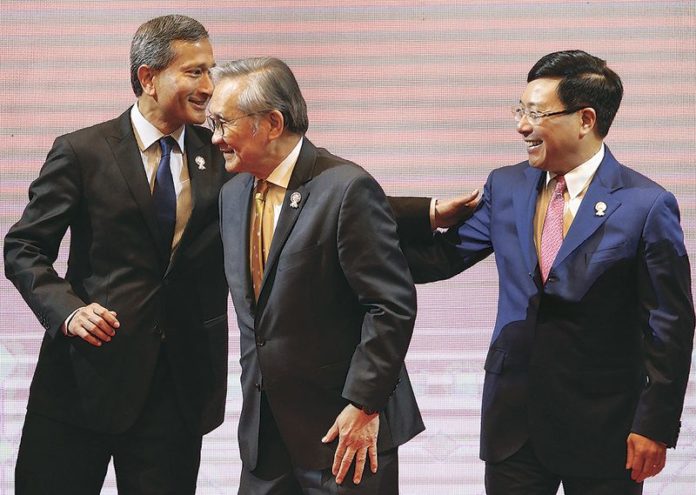 ไทยกับต่างประเทศ ปีเปลี่ยนผ่านประชาธิปไตย : ต่างประเทศ