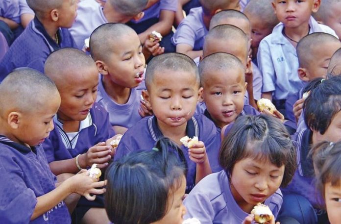 มูลนิธิพุทธสุวัณณภูมิ ปันน้ำใจสร้างยิ้ม น.ร.ดอย : สดจากหน้าพระเครื่อง