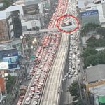 โดนแล้วสั่งพักงานคนขับรถทัวร์ ตร.จ่อฟันซ้ำ แก๊งรูดขวาปาดเข้าเส้นทึบ มักง่ายทำรถติดยาวเหยียด