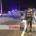 หงายท้องล้อชี้ฟ้า! กระบะชนสนั่นกลางสี่แยกเจ็บ 3 หวิดสังเวยถนนสร้างใหม่ไม่มีไฟแดง(คลิป)