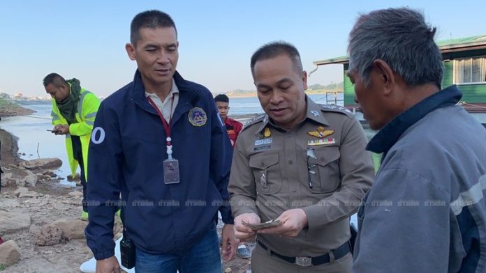 ตำรวจมอบเงินจำนวนหนึ่งให้กับผู้เสียชีวิต เพื่อนำศพกลับไปยังบ้านเกิดในพื้นที่จ.บุรีรัมย์