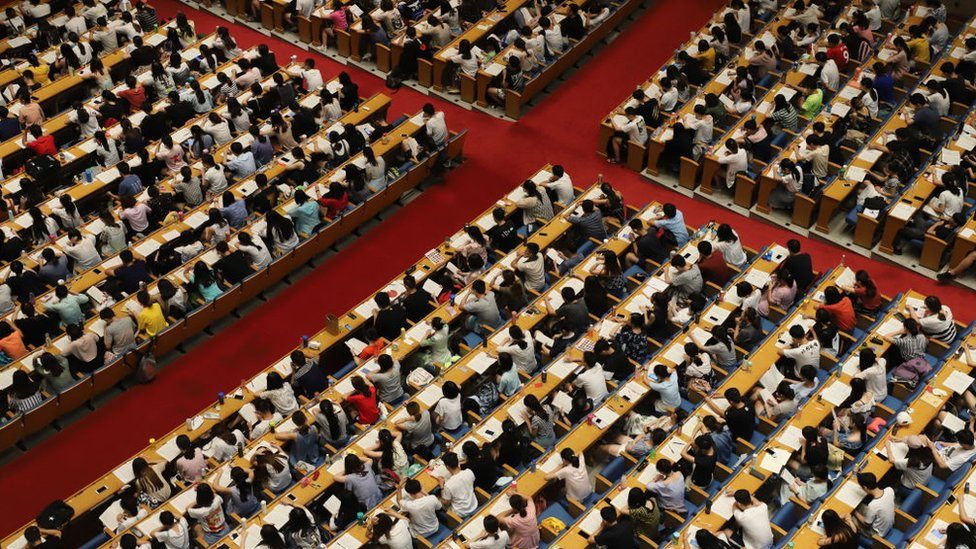 ผู้สมัครเรียนต่อระดับปริญญาโท ในหอประชุม