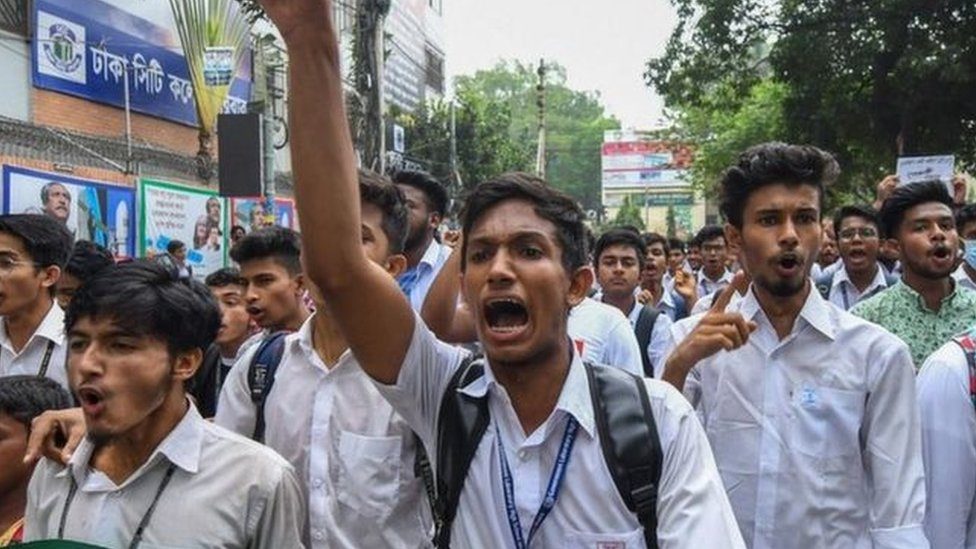 ကျောင်းသား ၂ဦး ကားတိုက်ခံရလို့သေဆုံးပြီးနောက် လမ်းပေါ်ဘေးကင်းရေး တိုးလုပ်ဖို့ လူသောင်းနဲ့ချီဆန္ဒပြ
