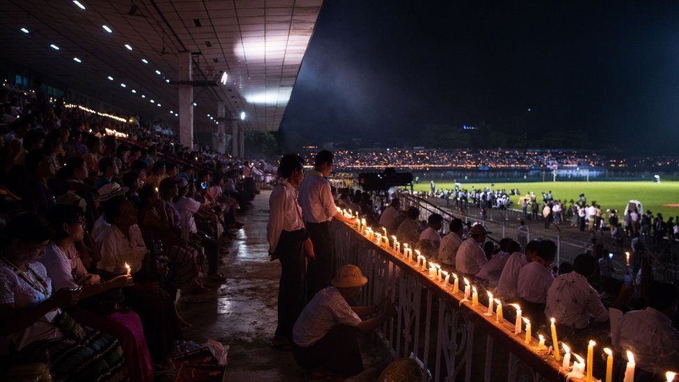အန္တရာယ်ရှိအဆောက်အဦးလို့ သတ်မှတ်ထားတဲ့ အောင်ဆန်းဘောလုံးကွင်းမှာဘဲ ဘာသာပေါင်းစုံငြိမ်းချမ်းရေးဆုတောင်းပွဲကိုလည်းကျင်းပခဲ့ပါတယ်။
