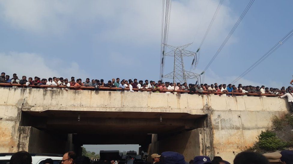 သံသယရှိသူတွ အသတ်ခံရတဲ့နေရာကို လူတွေ စုဝေးရောက်လာကြ