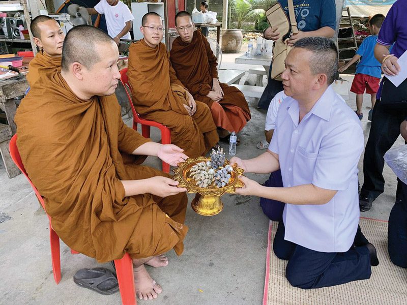 รูปหล่อพระอาจารย์สุริยัณ