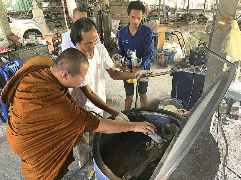 รูปหล่อพระอาจารย์สุริยัณ