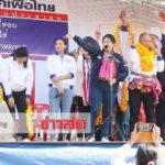 ‘หญิงหน่อย’สะอื้นกลางเวทีปราศรัย สงสารชาวนายากจนกันถ้วนหน้า อ้อนเลือก‘ธนิก’(คลิป)
