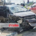 วัดใจแยกไฟแดงเสีย! รถตู้รับ-ส่งนร.พุ่งตัดหน้าสิบล้อ โดนชนลากข้ามเกาะอัดเก๋งแหลก(คลิป)
