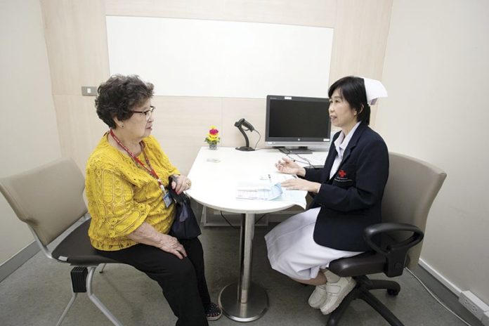 ชวนสูงวัยใส่ใจ ไม่ล้มไม่พรุน : รายงานพิเศษ