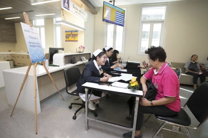 ชวนสูงวัยใส่ใจ ไม่ล้มไม่พรุน : รายงานพิเศษ