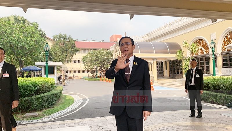 พล.อ.ประยุทธ์ จันทร์โอชา นายกรัฐมนตรี ให้สัมภาษณ์กับสื่อกรณี ศึกเกาเหลา ของพล.ต.อ.จักรทิพย์ และพล.ต.ท.สุรเชษฐ์