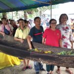 แห่ขอหวย แม่แสงทอง เรือตะเคียนโบราณขนาดใหญ่ ใช้ผ้าชุปน้ำมันถูหาเลขเด็ด