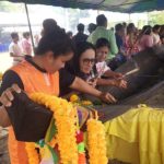 แห่ขอหวย แม่แสงทอง เรือตะเคียนโบราณขนาดใหญ่ ใช้ผ้าชุปน้ำมันถูหาเลขเด็ด