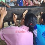 แห่ขอหวย แม่แสงทอง เรือตะเคียนโบราณขนาดใหญ่ ใช้ผ้าชุปน้ำมันถูหาเลขเด็ด